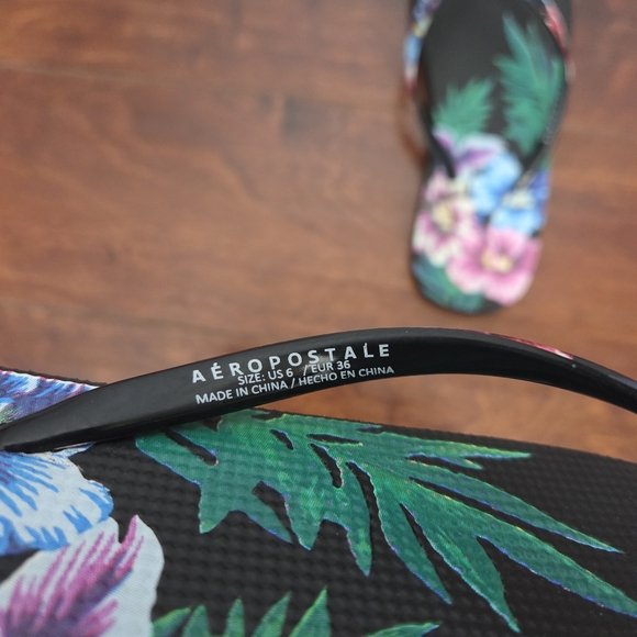 Aeropostale Hibiscus Floral Black Flip-Flops Size 6 Beach Tropical Vacation - Picture 6 of 7